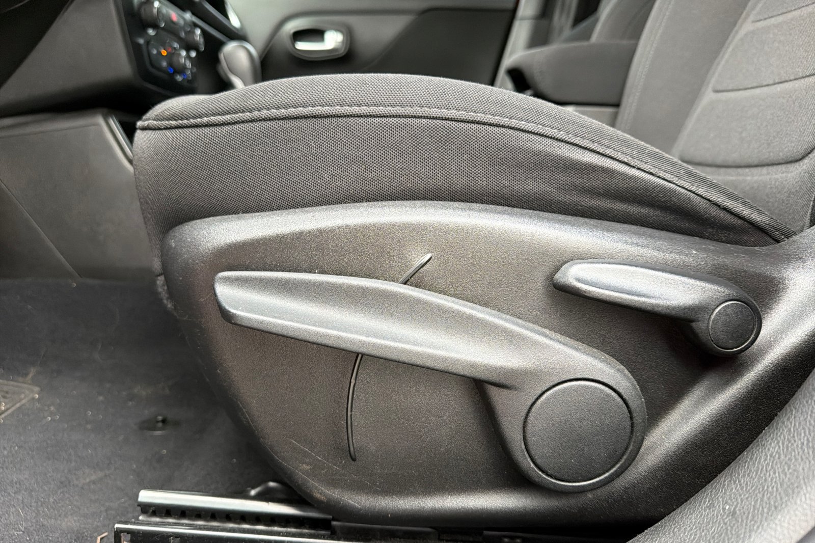 Used 2021 Jeep Renegade Latitude FWD image 15