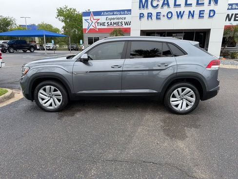 Used 2021 Volkswagen Atlas Cross Sport SE w/ Panoramic Sunroof Package FWD image 3