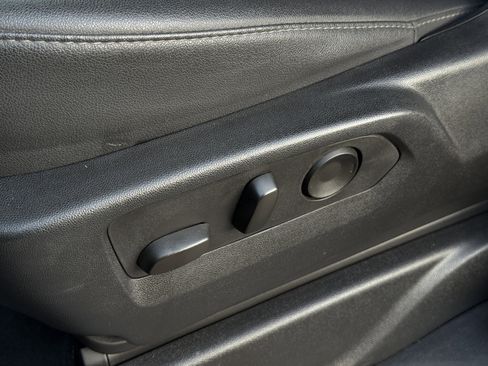 Used 2025 Chevrolet Suburban LT image 30