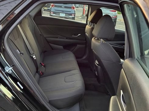 Used 2025 Hyundai Elantra SE FWD image 18
