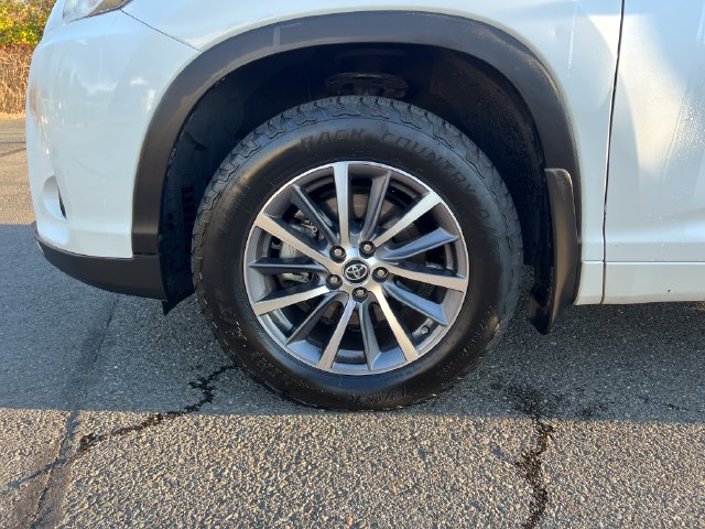 Used 2017 Toyota Highlander XLE AWD/4WD image 28