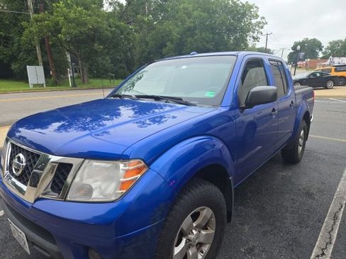 Used 2013 Nissan Frontier SV AWD/4WD image 2