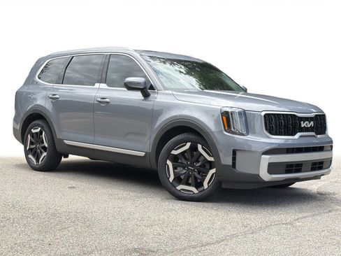 Used 2024 Kia Telluride EX w/ EX Captain's Chair Package AWD/4WD image 2