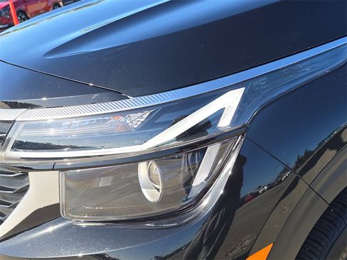 Certified 2025 Kia Seltos EX w/ EX Sunroof Package image 10