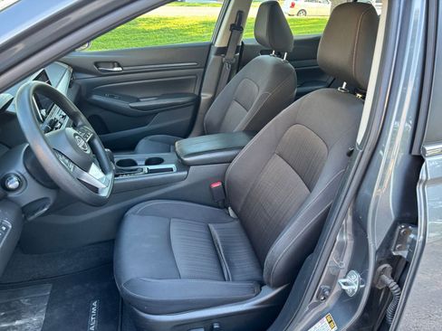 Used 2025 Nissan Altima 2.5 SV FWD image 31