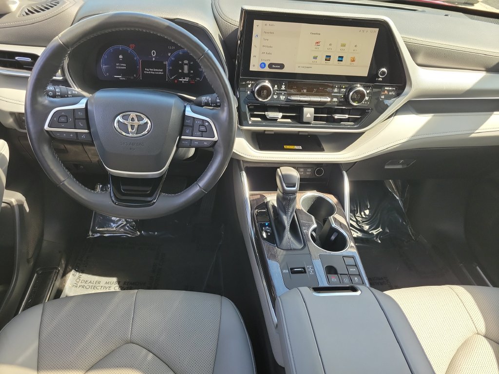 Used 2023 Toyota Highlander Platinum FWD image 27