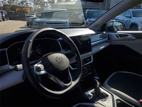Certified 2025 Volkswagen Taos SE w/ Panoramic Sunroof Package image 18