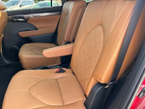 Certified 2024 Toyota Highlander Platinum AWD/4WD image 10