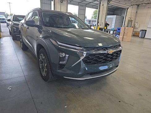 Used 2025 Chevrolet Trax LT FWD image 1
