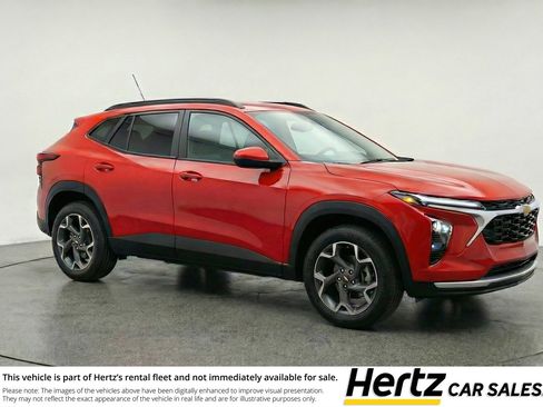 Used 2025 Chevrolet Trax LT FWD image 1