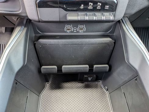 Used 2025 RAM 1500 Big Horn AWD/4WD image 32