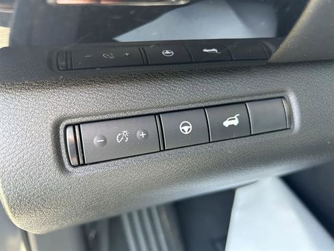 Used 2025 Nissan Pathfinder SV image 13