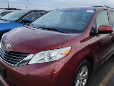 Used 2012 Toyota Sienna LE w/ Towing Pkg image 7