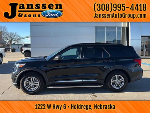 Used 2021 Ford Explorer XLT image 1