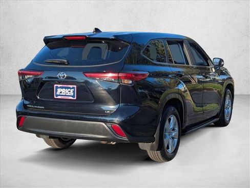 Used 2023 Toyota Highlander LE image 5