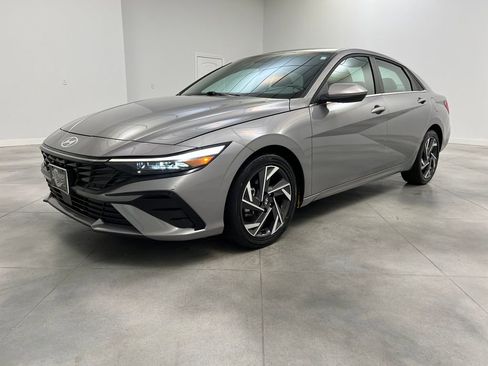 Used 2025 Hyundai Elantra SEL image 3