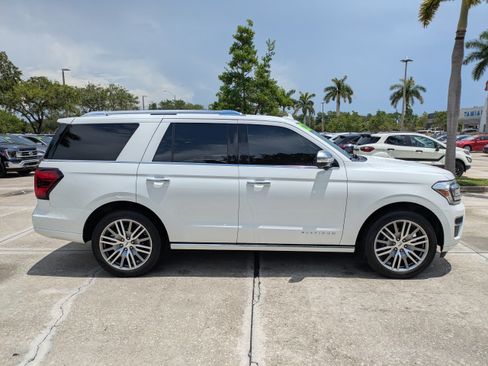 Used 2022 Ford Expedition Platinum AWD/4WD image 3