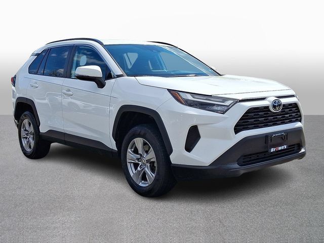 Used 2022 Toyota RAV4 XLE AWD/4WD image 3