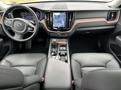 Used 2023 Volvo XC60 B5 Plus image 2