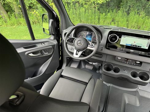 Used 2024 Mercedes-Benz Sprinter 2500 image 5