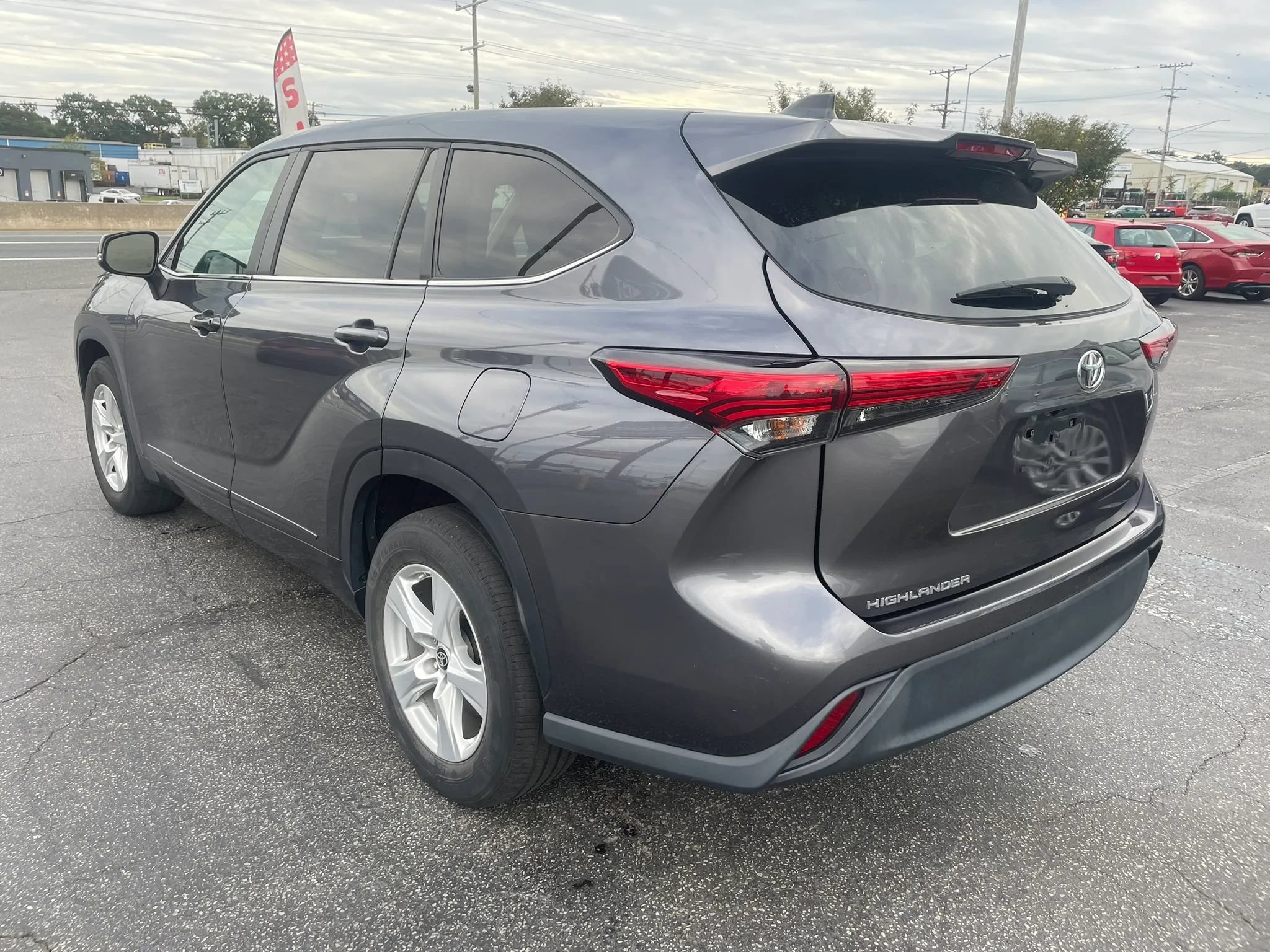 Used 2023 Toyota Highlander L FWD image 7