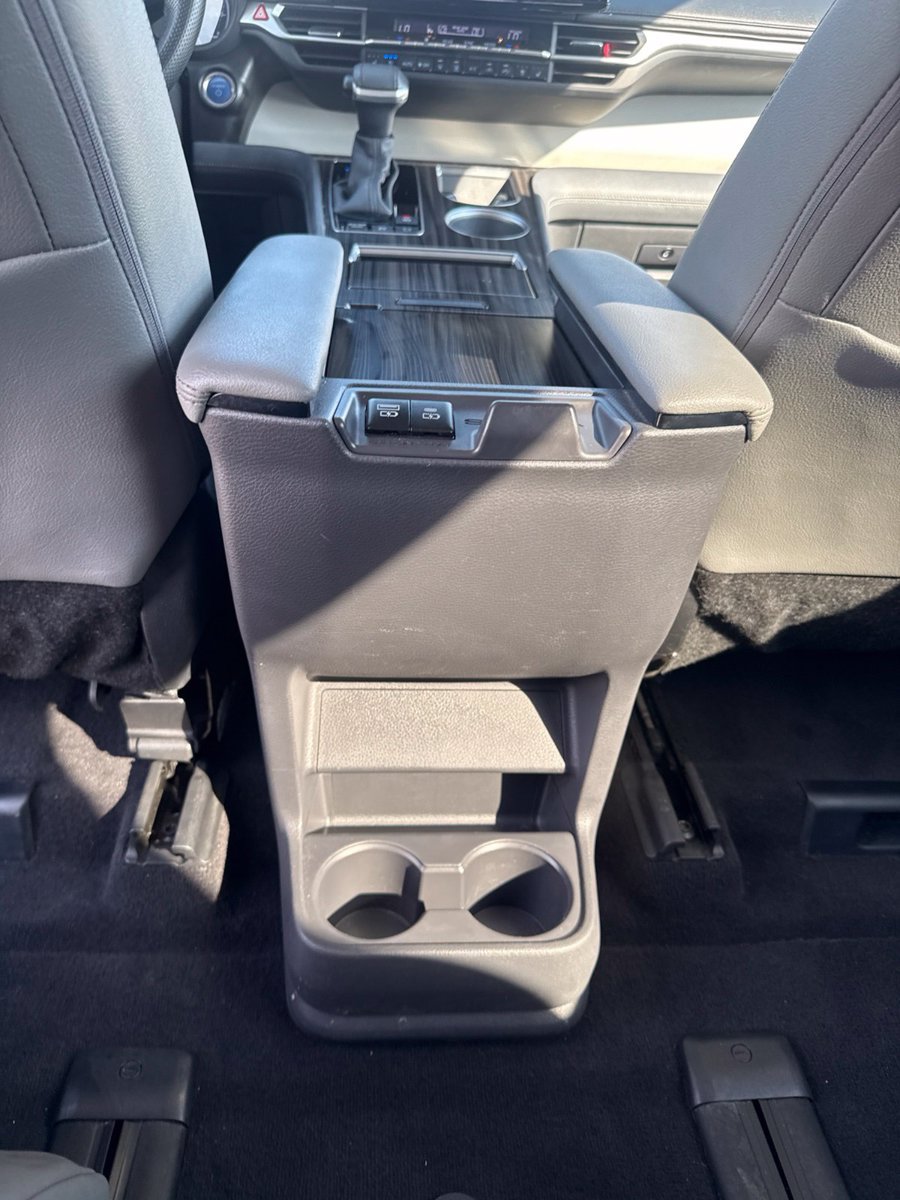 Used 2023 Toyota Sienna Limited FWD image 18
