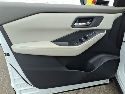 Certified 2025 Nissan Rogue SV image 22