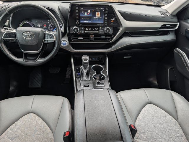Used 2022 Toyota Highlander Bronze Edition FWD image 11
