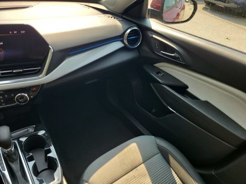 Used 2025 Chevrolet Trax LT FWD image 15
