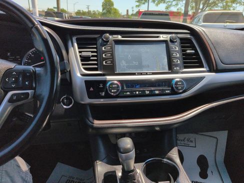 Used 2018 Toyota Highlander XLE AWD/4WD image 17