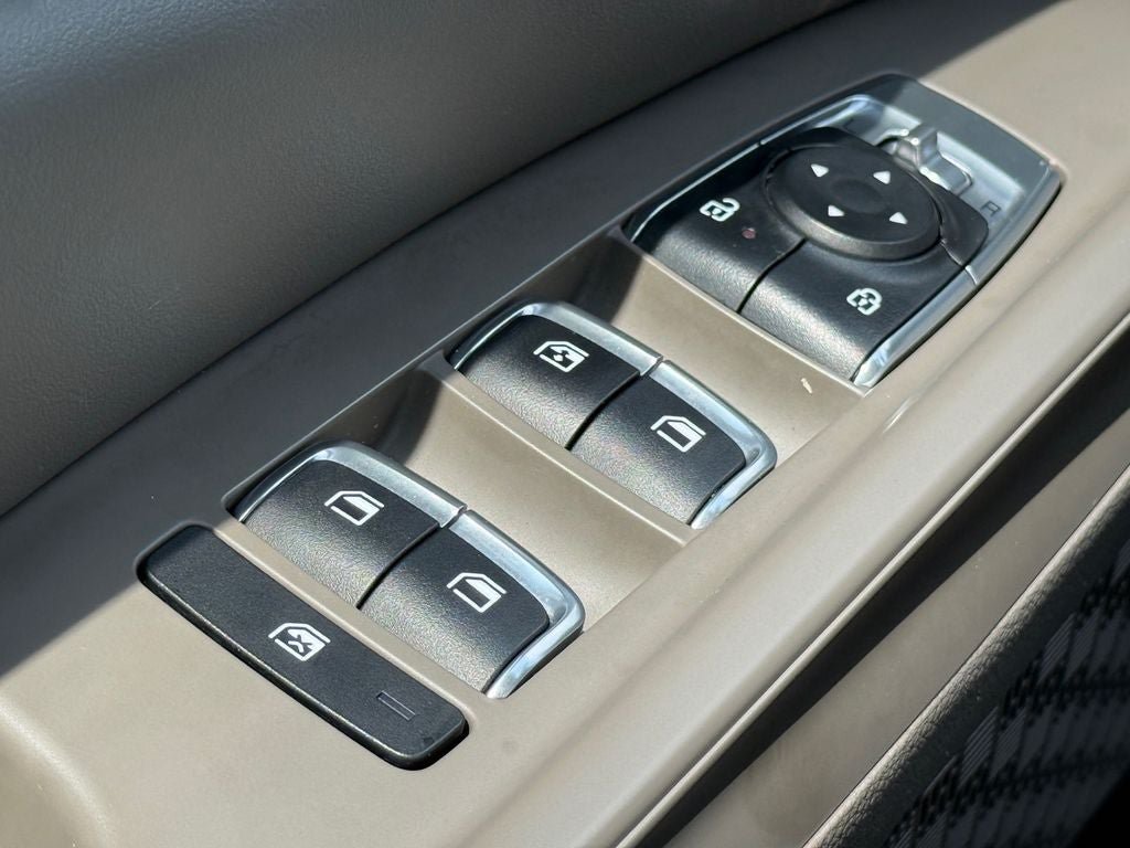 Used 2025 Kia Carnival FWD image 19