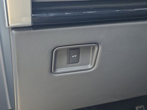 Used 2023 Land Rover Range Rover SE image 12