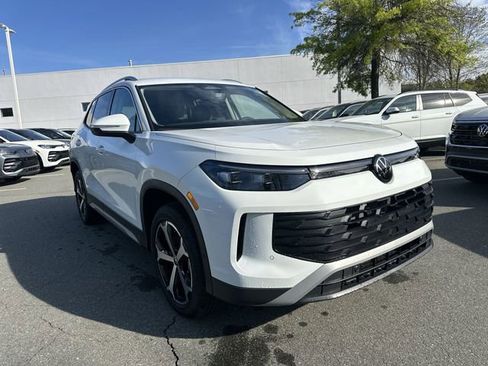 New 2025 Volkswagen Tiguan SE image 7