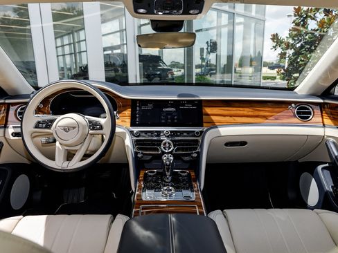 Certified 2024 Bentley Flying Spur V8 image 4