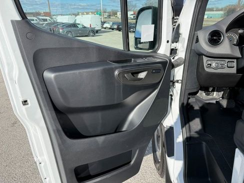 New 2024 Mercedes-Benz eSprinter 170 Cargo image 10