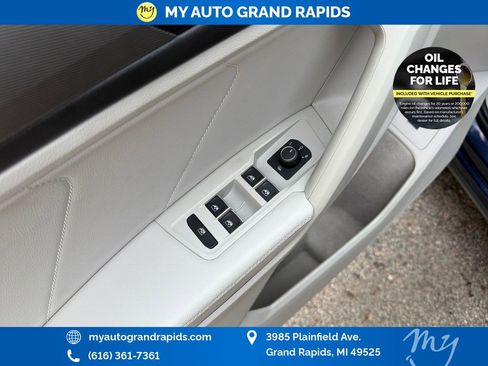 Used 2022 Volkswagen Tiguan SE AWD/4WD image 11
