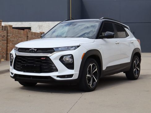 Used 2023 Chevrolet TrailBlazer RS w/ Sun and Liftgate Package FWD image 2