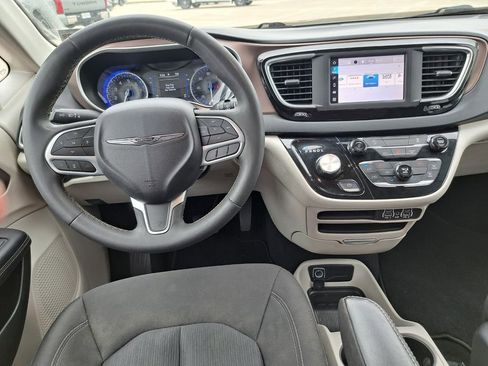 Used 2023 Chrysler Voyager LX image 23