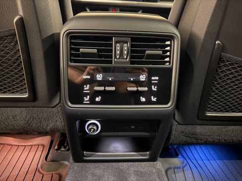 Certified 2025 Porsche Cayenne E-Hybrid w/ Premium Package Plus AWD/4WD image 40