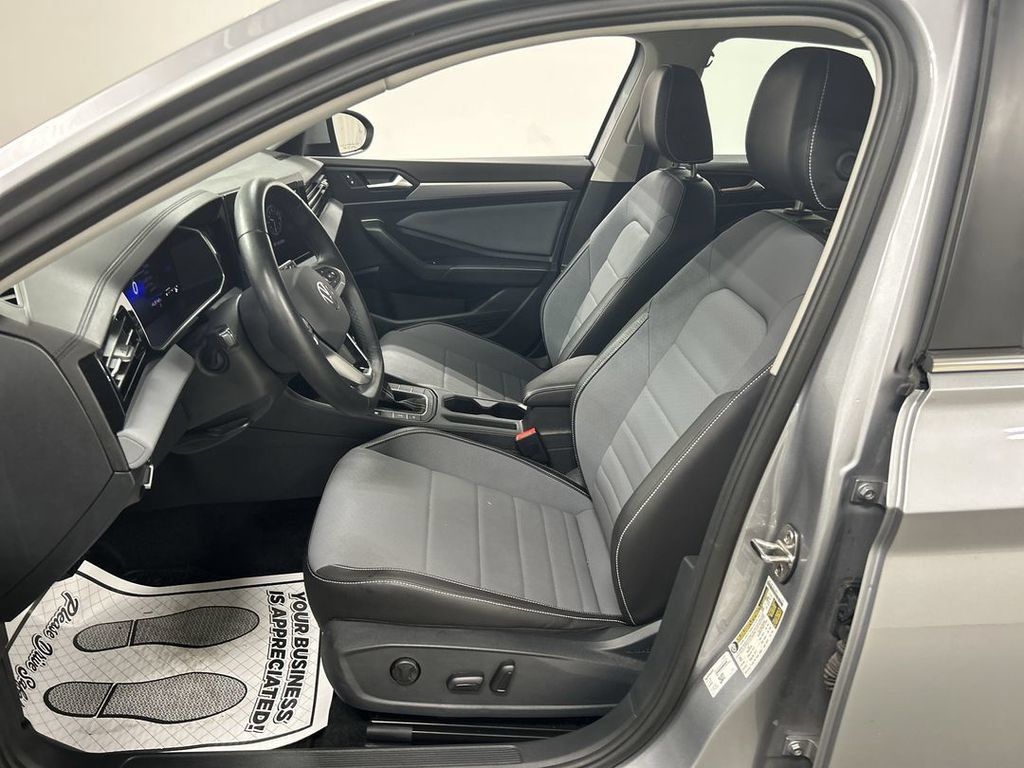 Used 2025 Volkswagen Jetta SE FWD image 9