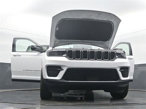 Used 2024 Jeep Grand Cherokee Laredo image 58