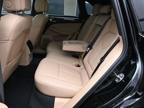 Certified 2025 Porsche Macan AWD/4WD image 17