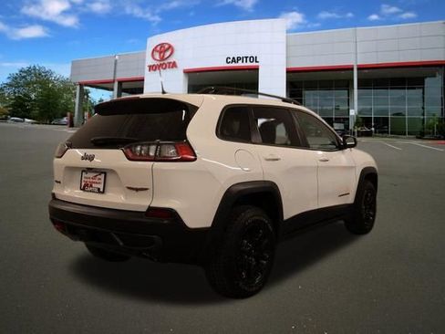 Used 2022 Jeep Cherokee Trailhawk w/ Comfort/Convenience Group AWD/4WD image 3