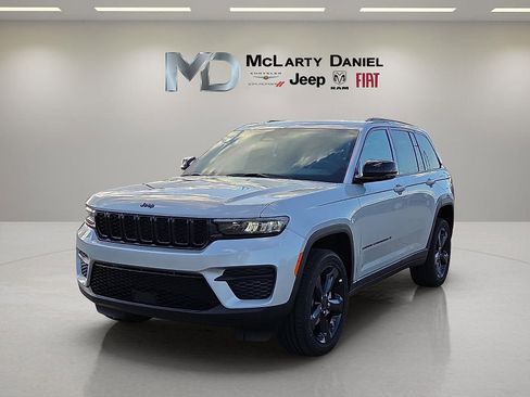 New 2025 Jeep Grand Cherokee Altitude AWD/4WD image 2