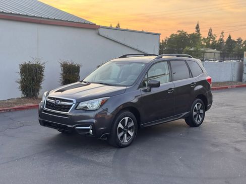 Used 2017 Subaru Forester 2.5i Limited AWD/4WD image 2