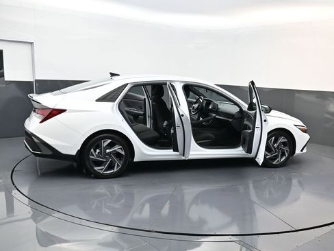 Certified 2025 Hyundai Elantra Sport image 27