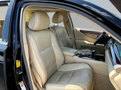 Used 2014 Lexus LS 460 AWD w/ Comfort Package image 29