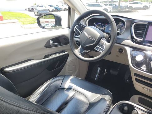 Used 2022 Chrysler Pacifica Touring-L FWD image 5