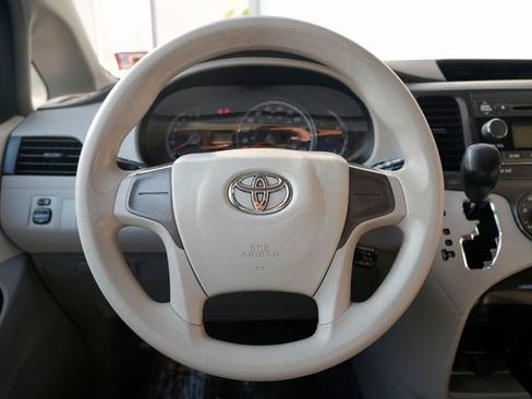 Used 2011 Toyota Sienna image 35
