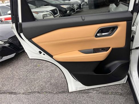 Used 2022 Nissan Rogue Platinum w/ Head-Up Display Package image 11